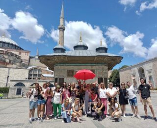 Join us on the best free walking tour of Istanbul 👉🏻 www.viaurbis.com 
.
.
#freetouristanbul #freetour #freetours #freetourestambul #toursenestambul #tourenestambul #guiasenestambul #walkingtour #walkingtours #tourgratis #visitistanbul #vacation #vaccaciones