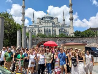 Join Free Tour Istanbul and explore all the top attractions in the city! 🇬🇧🇪🇸👉🏻www.viaurbis.com 
.
.
.
.
#freetouristanbul #freetourestambul #freetourespañol #freetour #freetours #toursenestambul #tourenestambul #walkingtour #walkingtours #vacations #vaccaciones #viajerosporelmundo🌎 #travel #istanbul #estambul #estambul🇹🇷 #estambulmagico