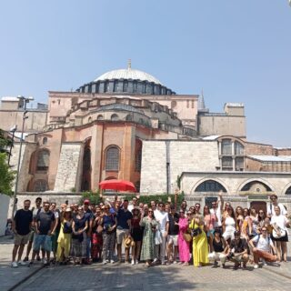 The best free walking tour in Istanbul 🇬🇧🇪🇸 For more information 👉🏻 www.viaurbis.com 
.
.
#freetouristanbul #freetourestambul #freetour #freetours #istanbul #estambul #toursenestambul #walkingtoursistanbul #viaurbis #istanbul #visitistanbul #toursenestambul #tourenestambul #hagiasophia #hagiasophiamosque #sultanahmetsquare